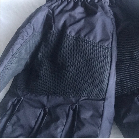 Isotoner M/L NWT Ultradry Sports Gloves Black - Picture 3 of 4